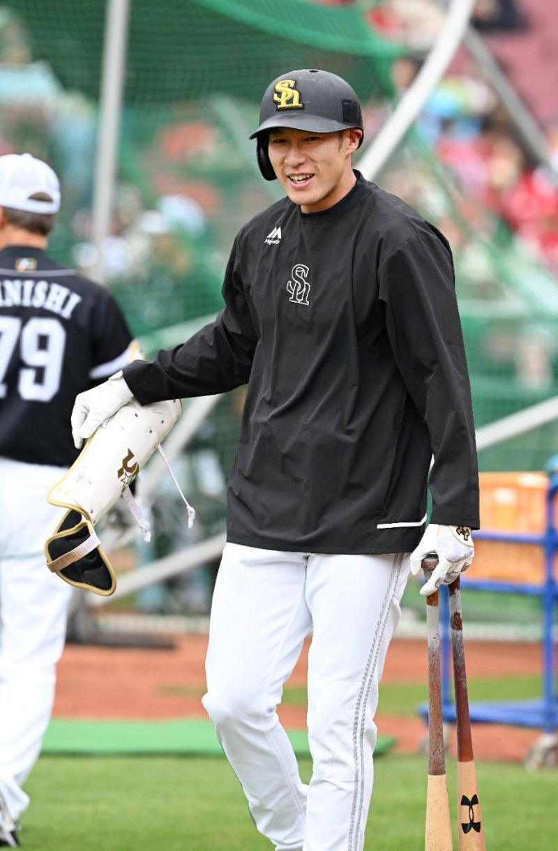 打撃練習を終えてベンチに戻る柳田（撮影・星野楽）｜「最初は守備