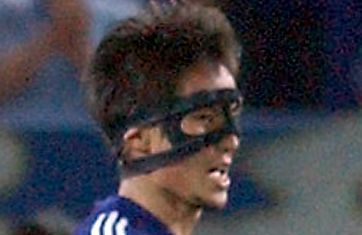 伝説のバットマン〟から24年…宮本恒靖会長〝渋谷降臨〟ショットに