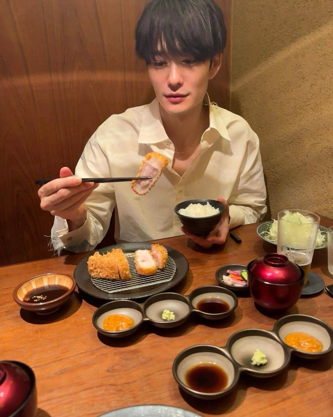 岡田将生「食べてるだけでその色気…」ビール片手に「わたしは〇〇が