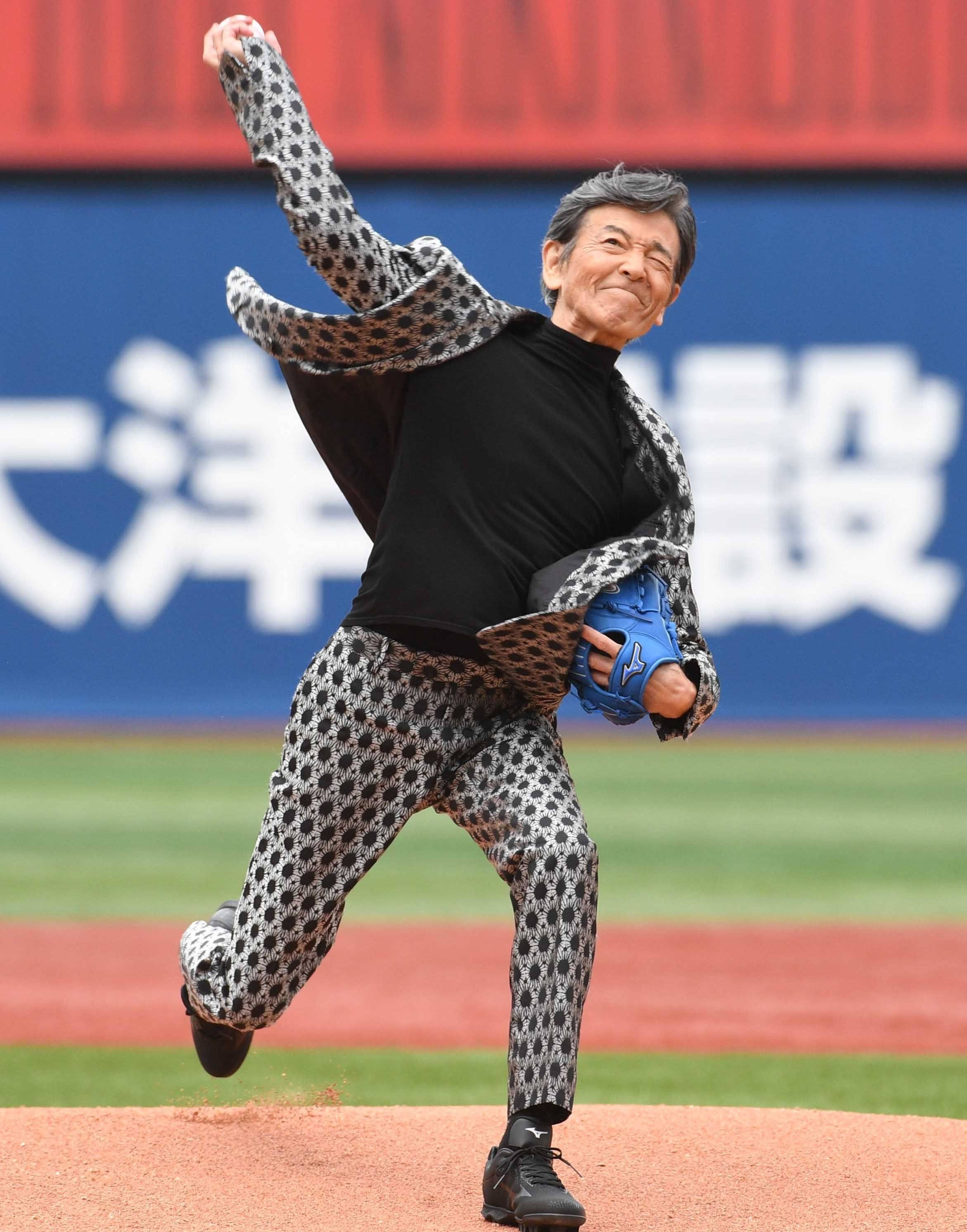 奇跡の72歳」〝セクシー刑事〟のストライク始球式に大反響「年齢なんて