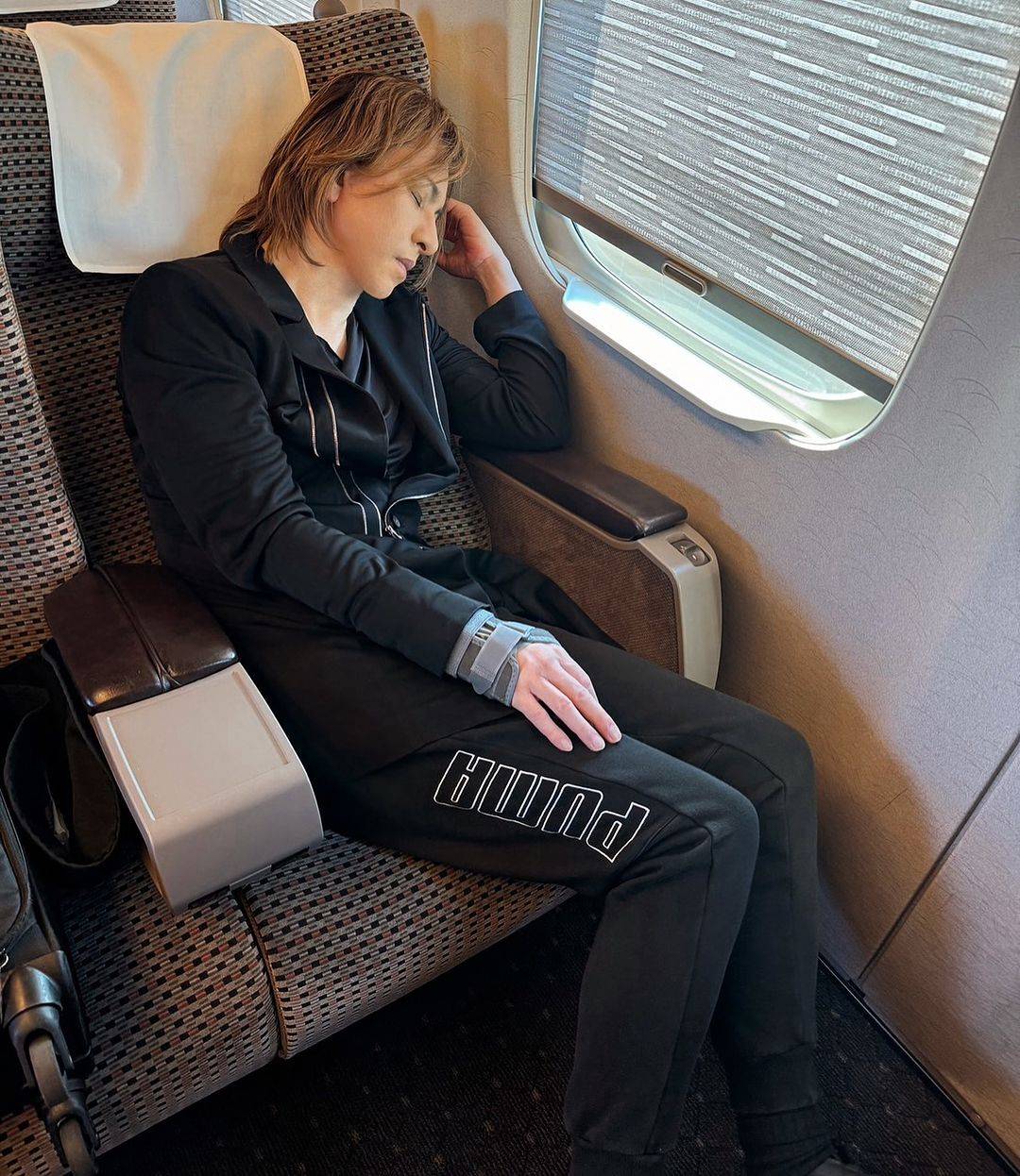 X JAPANのYOSHIKI｜YOSHIKIの無防備な〝新幹線寝姿〟に「エレガントな