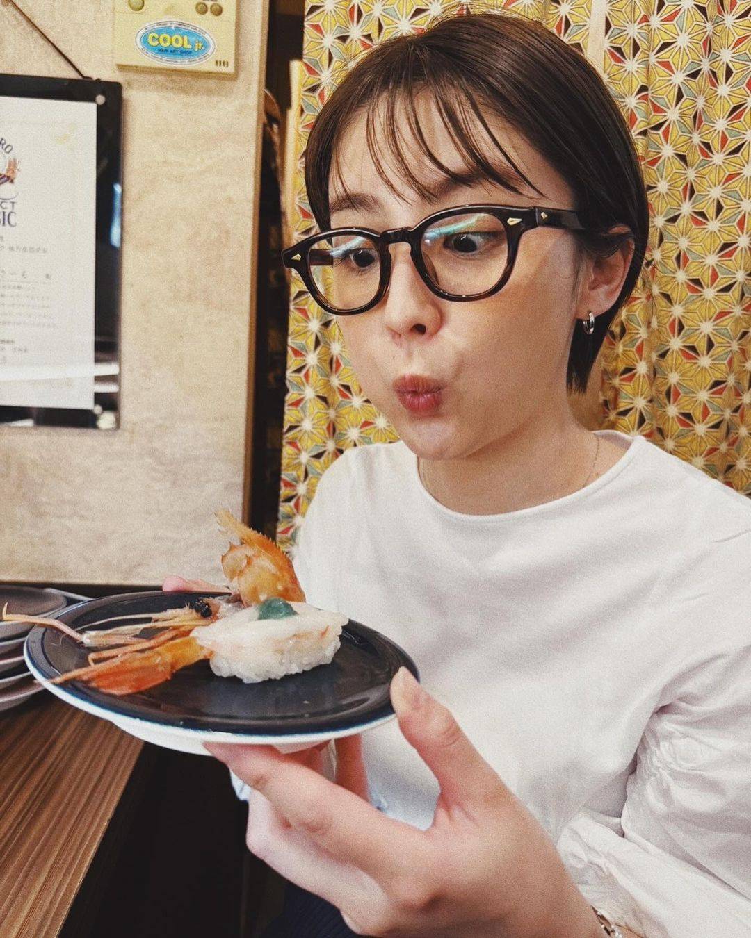 珍しいミニスカ姿」フジ宮司愛海アナが黒ブーツで美脚披露 「足