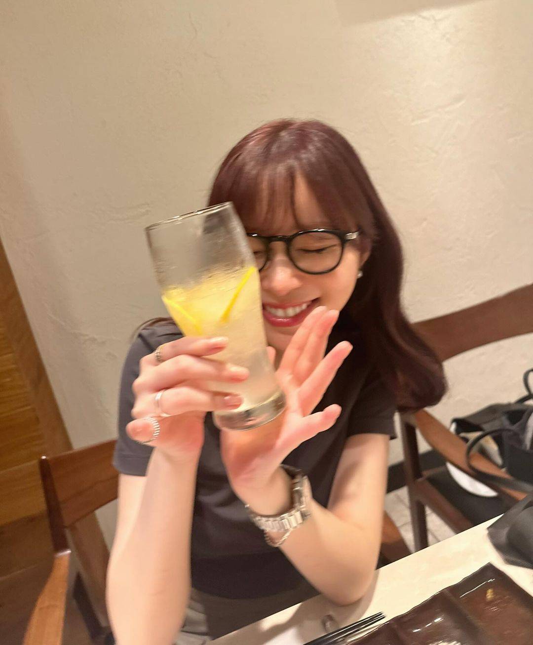 時計、ブレスレット、指輪、凄い数」指原莉乃の〝ほろ酔い〟ショットが