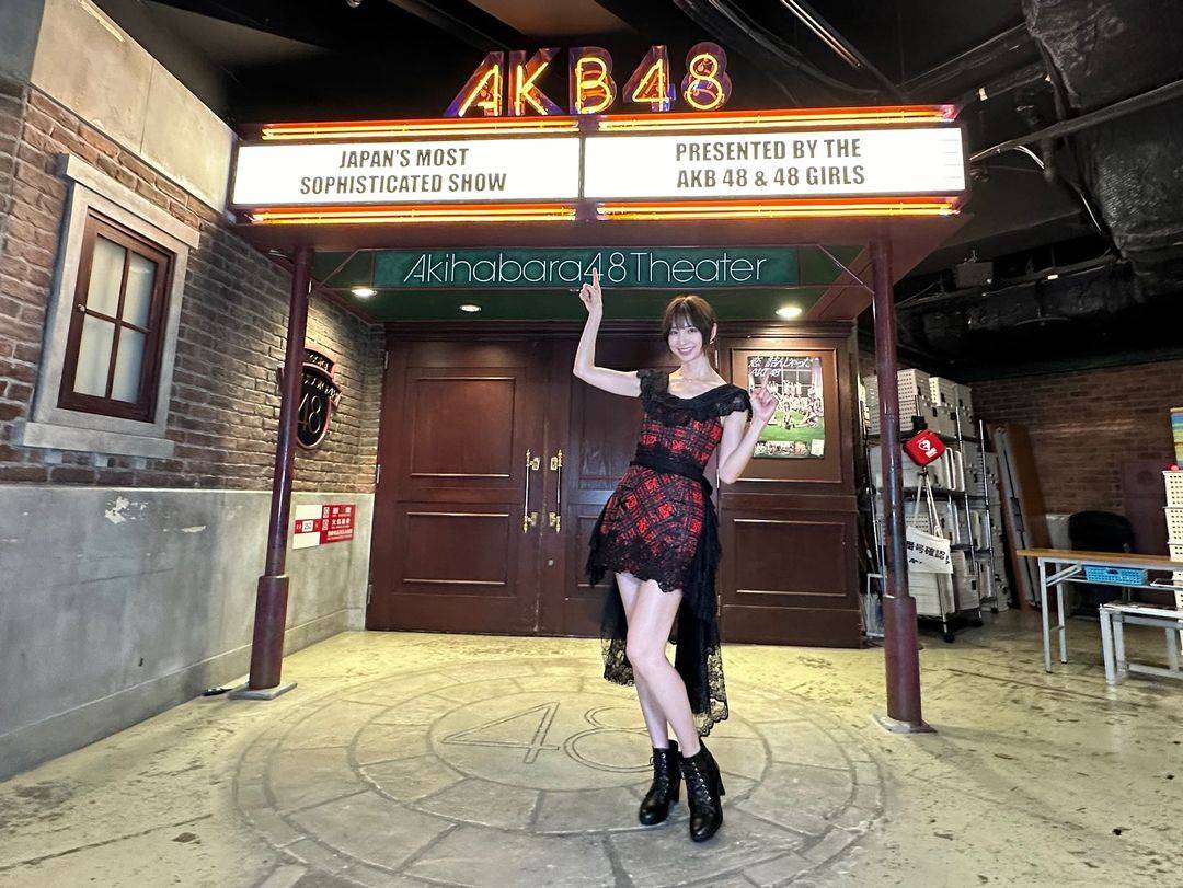 AKB48 篠田麻里子ミニスカサンタクリスマス等身大ポスター