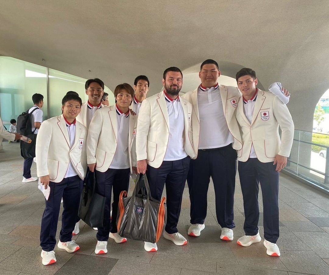 集合写真　私服　学生 永瀬すぎる！」柔道男子チームの集合写真にツッコミ殺到！「立ち位置が笑」「ジワる」「金メダルなんですから前に！」：「おっ！」でつながる地元密着のスポーツ応援メディア  西スポWEB OTTO!