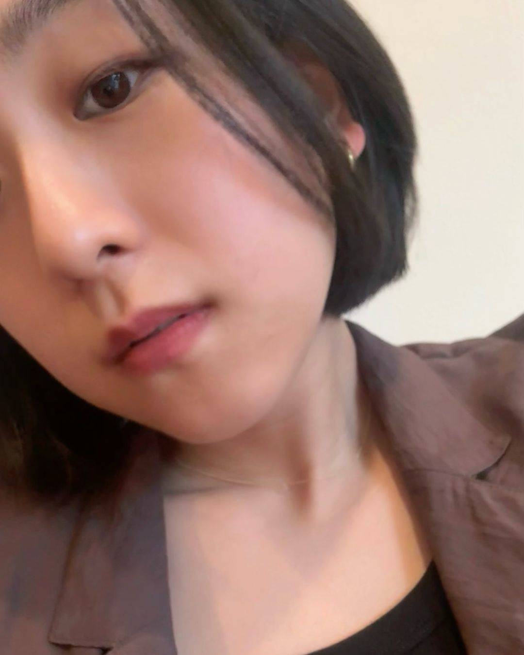 一瞬誰かと…」 始球式で話題の元世界女王〝ロングからショートボブ