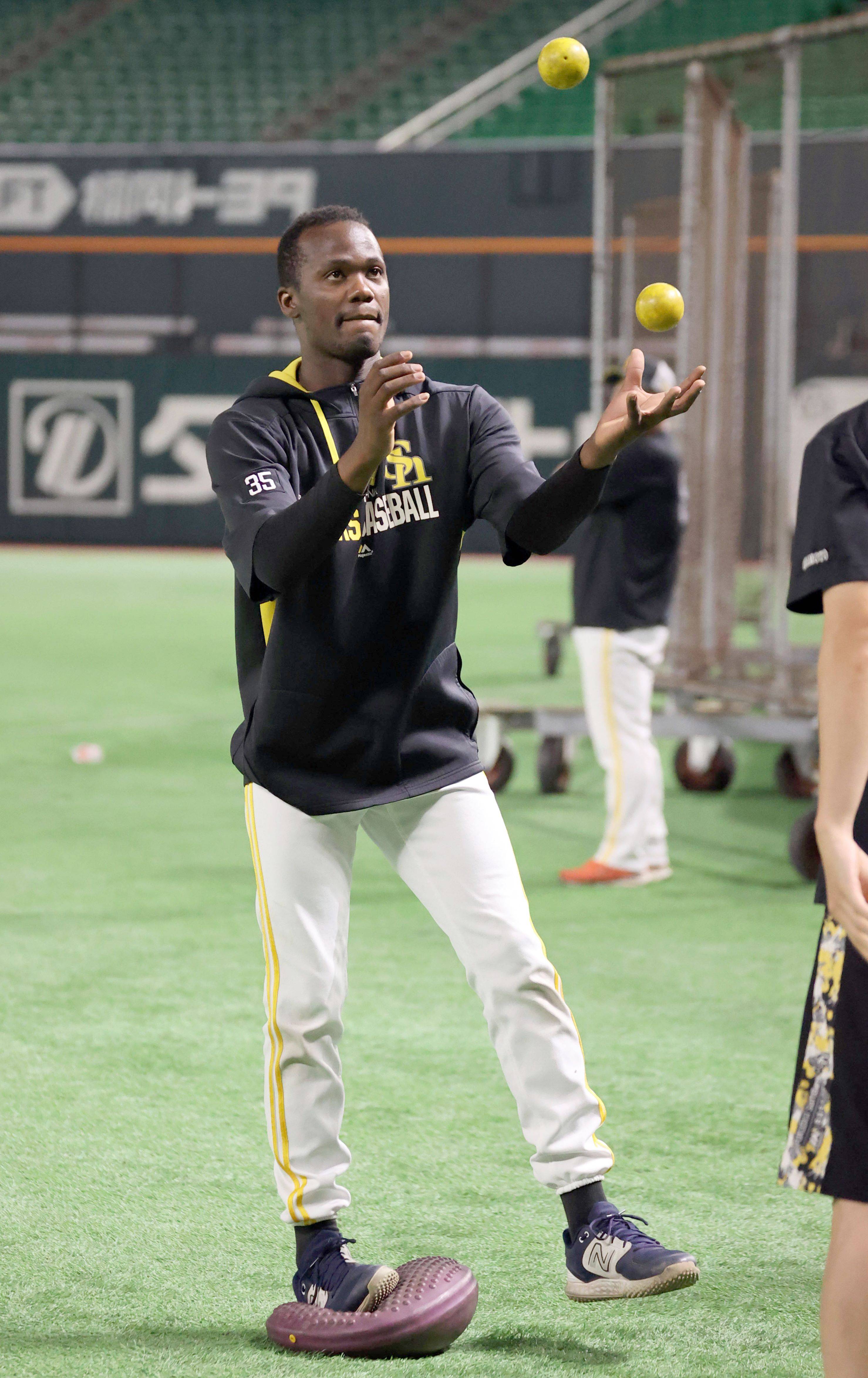 驚異のバランス！ソフトバンク・モイネロが練習用ボールでジャグリング