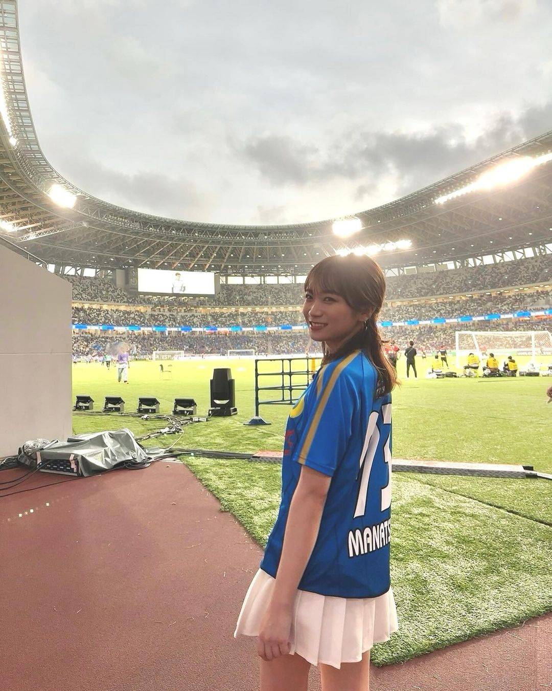 秋元真夏乃木坂46ユニフォーム 生足綺麗すぎる」元乃木坂46・人気メンバー、ミニスカ
