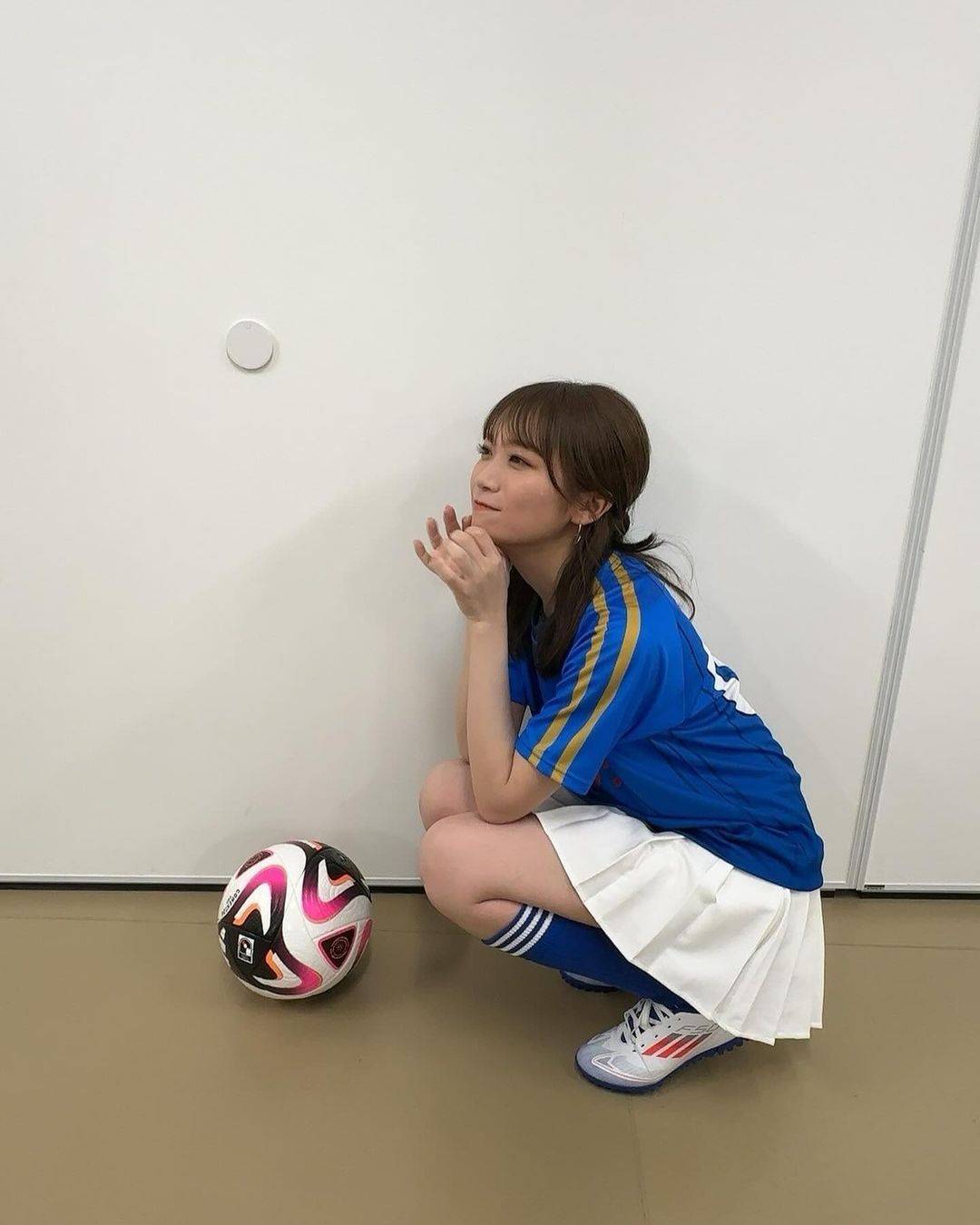 生足綺麗すぎる」元乃木坂46・人気メンバー、ミニスカ