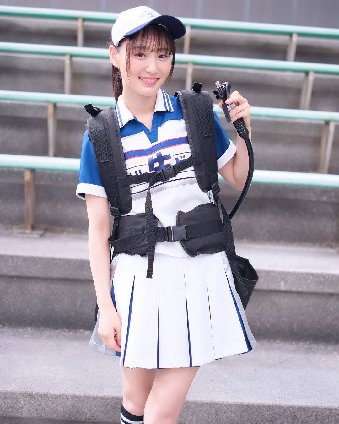 元欅坂46メンバー〝色白×ミニスカ〟ビール売り子姿に反響