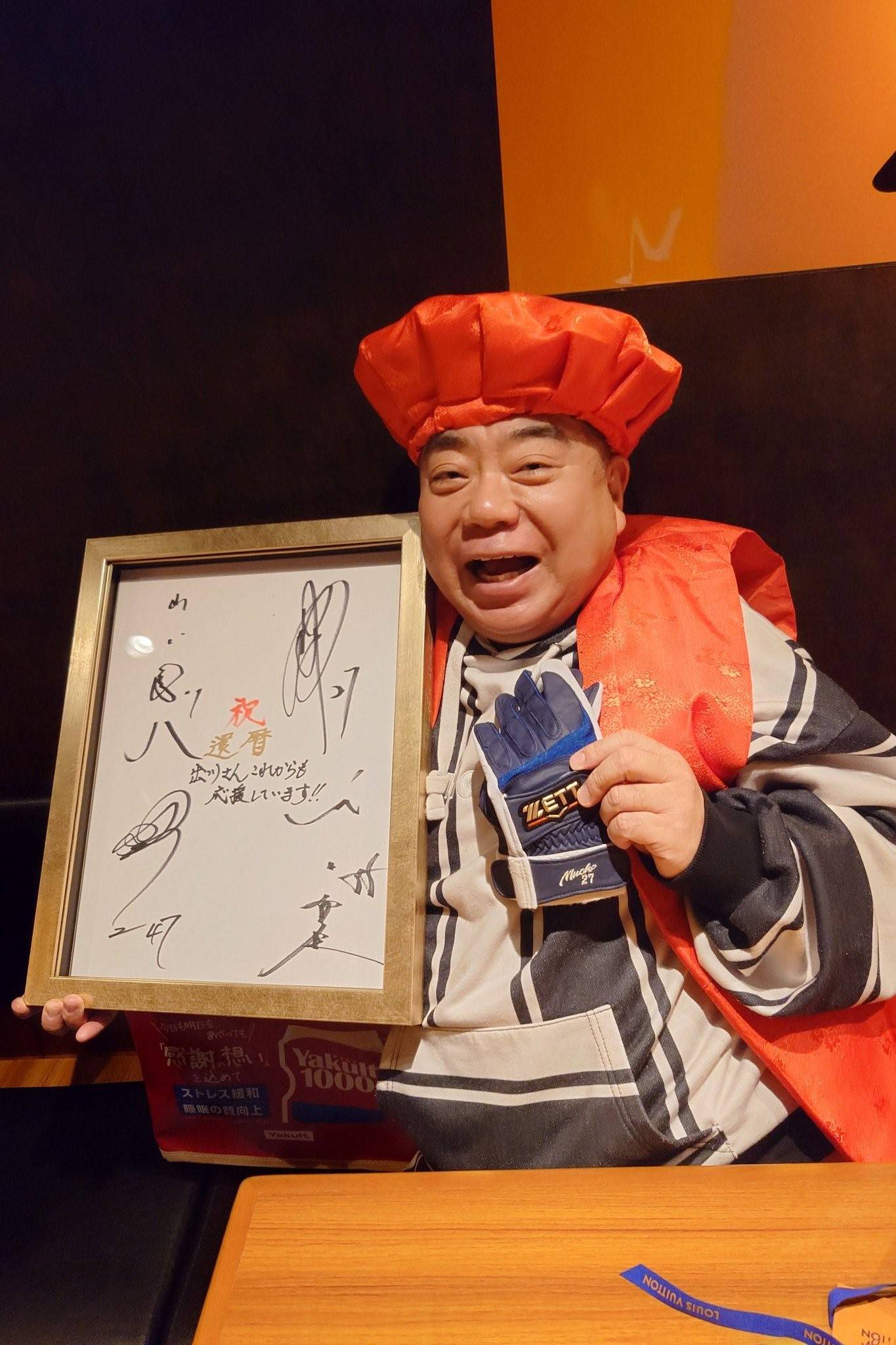 60歳熟女　還暦 か、還暦！？」かつての〝嫌いな男1位〟お笑いタレントのちゃんちゃんこ姿に反響！豪華なサイン寄せ書きにも注目集まる：「おっ！」でつながる地元密着のスポーツ応援メディア  西スポWEB OTTO!