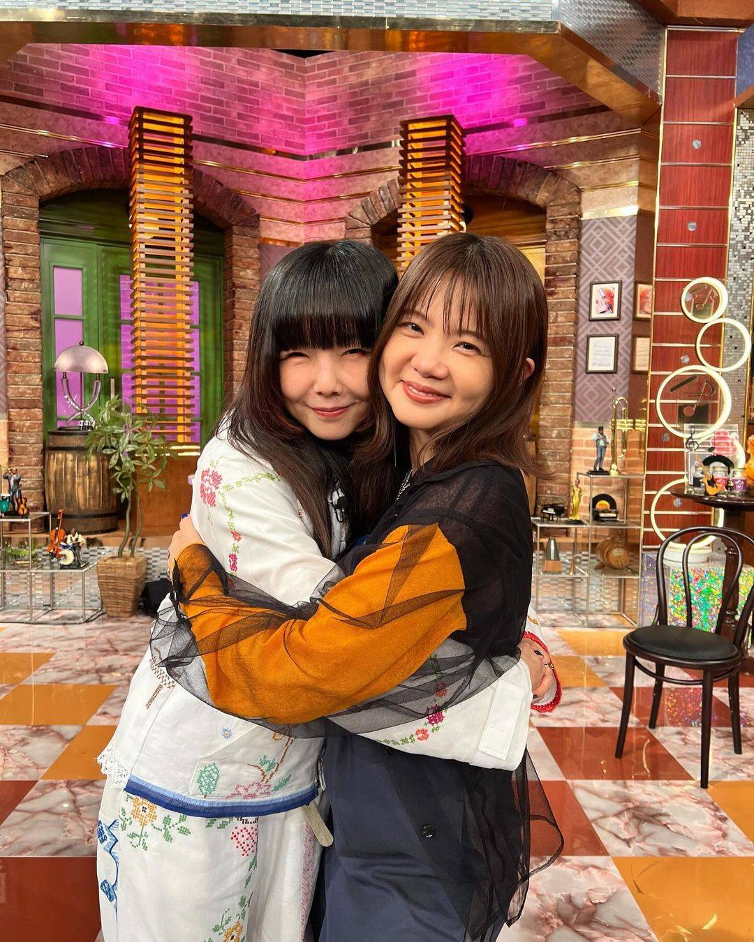 蛯原友里アイコラ 一児の母〟いきもの吉岡聖恵、憧れの歌姫との〝ハグ2ショット〟に反響「いい写真すぎて涙出ました」：「おっ！」でつながる地元密着のスポーツ応援メディア  西スポWEB OTTO!