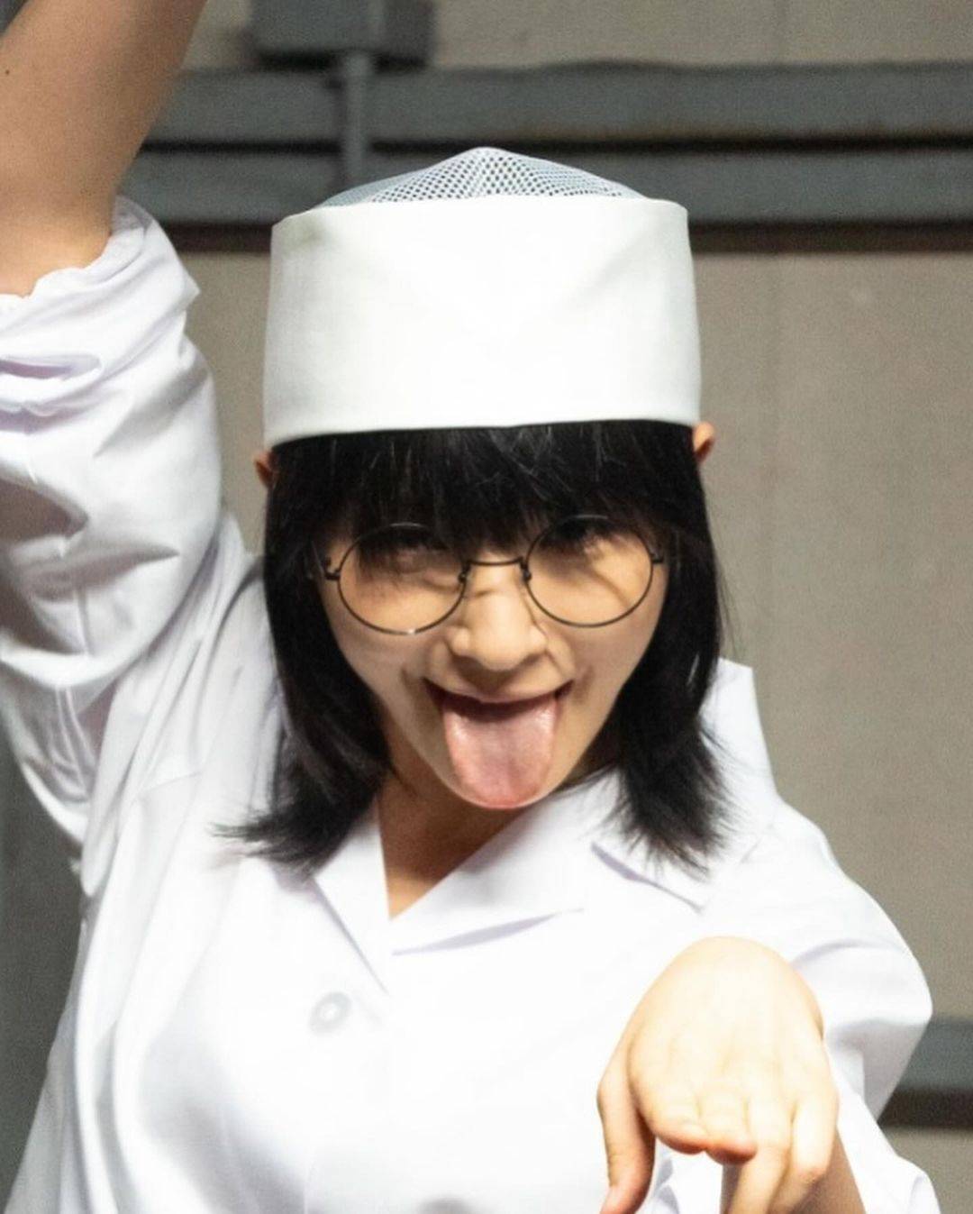 舌出し美人 世界中で大ウケ！ 大人気女性ユニット・ボーカルの〝ベロ出し寿司職人姿〟が大反響「わさび大量に入れられそう」「特攻服に見えてきた」：「おっ！」でつながる地元密着のスポーツ応援メディア  西スポWEB OTTO!