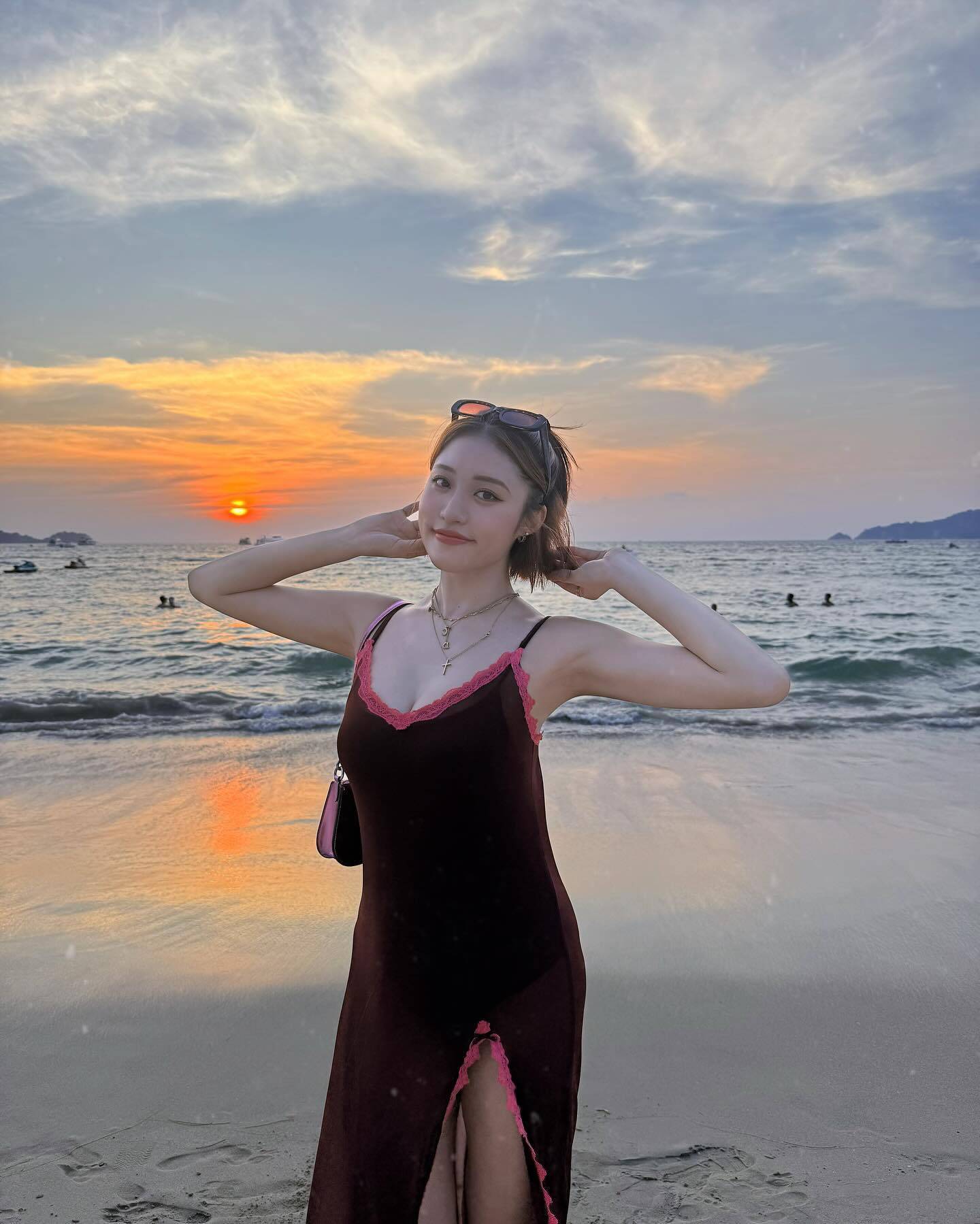 青森りんごアンバサダー」就任の王林、〝美脚＆胸元チラリ〟の