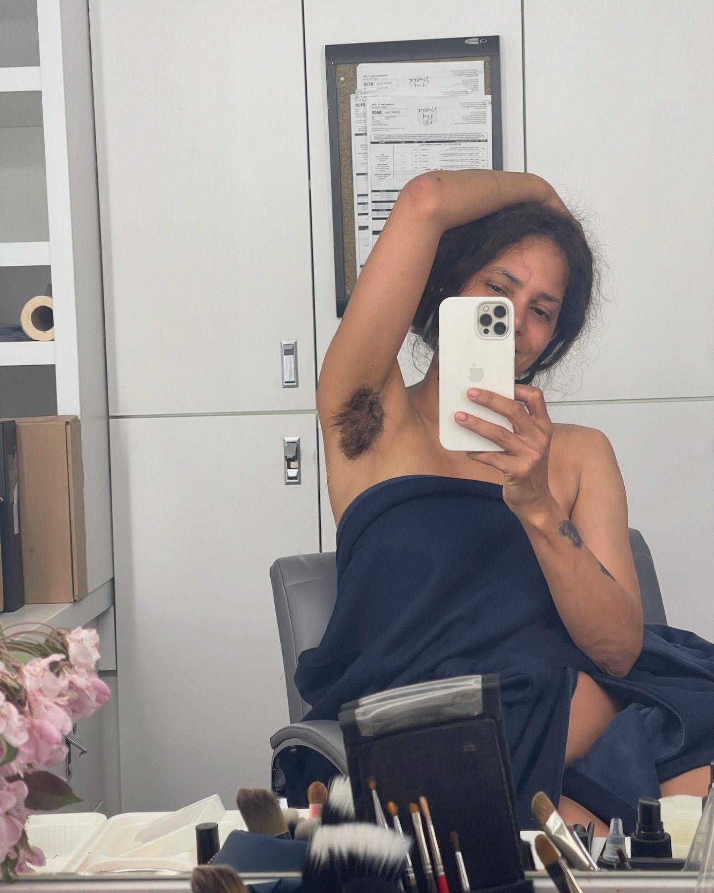 女優　腋毛 ボンドガール務めた米大物女優、まさかの〝ワキ毛ボーボー〟姿公開にネット騒然「オーマイガー!!」：「おっ！」でつながる地元密着のスポーツ応援メディア  西スポWEB OTTO!