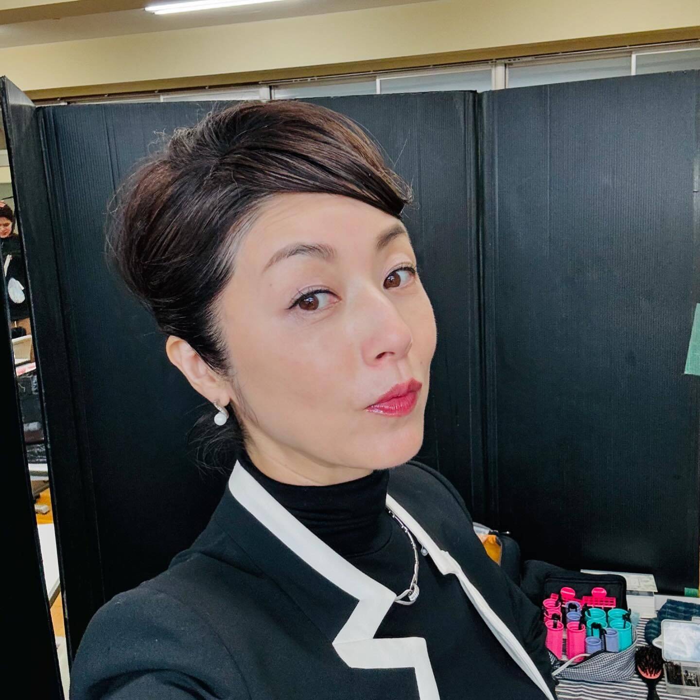 私の職業はなんでしょう？」51歳高岡早紀〝雰囲気ガラリ〟黒髪の近影に