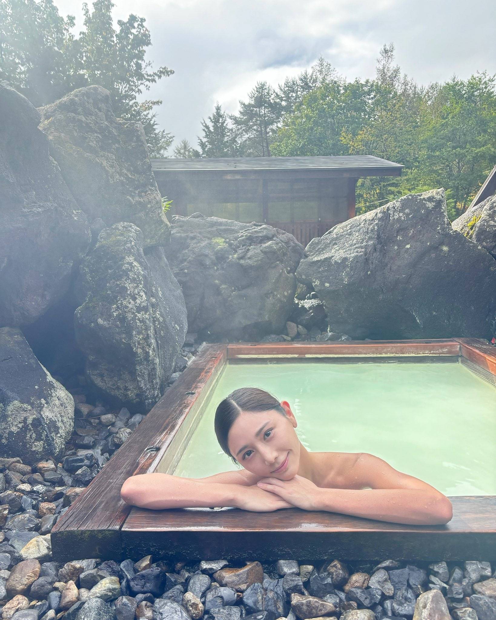 露天風呂　美女　入浴 