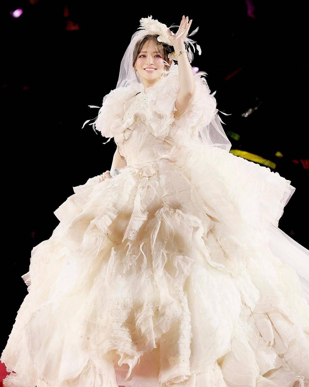 103×73cm浜崎あゆみウェディングドレス ポスター 1番緊張」浜崎あゆみ〝50㍍超〟ベールのドレス姿が話題「いつも