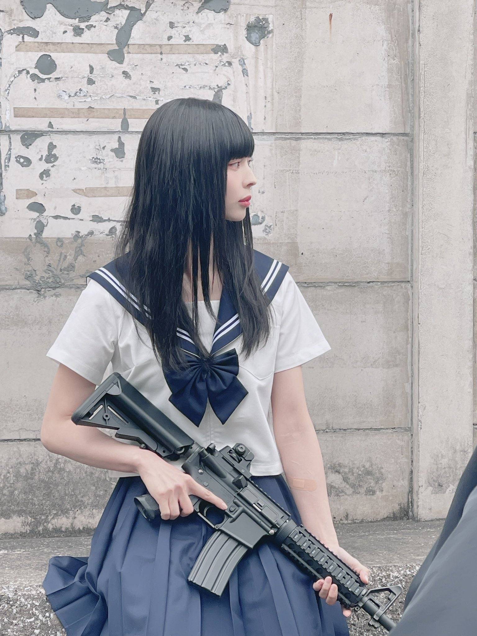 令和版〟セーラー服と機関銃? 最上もが､35歳〝再現〟写真にSNS