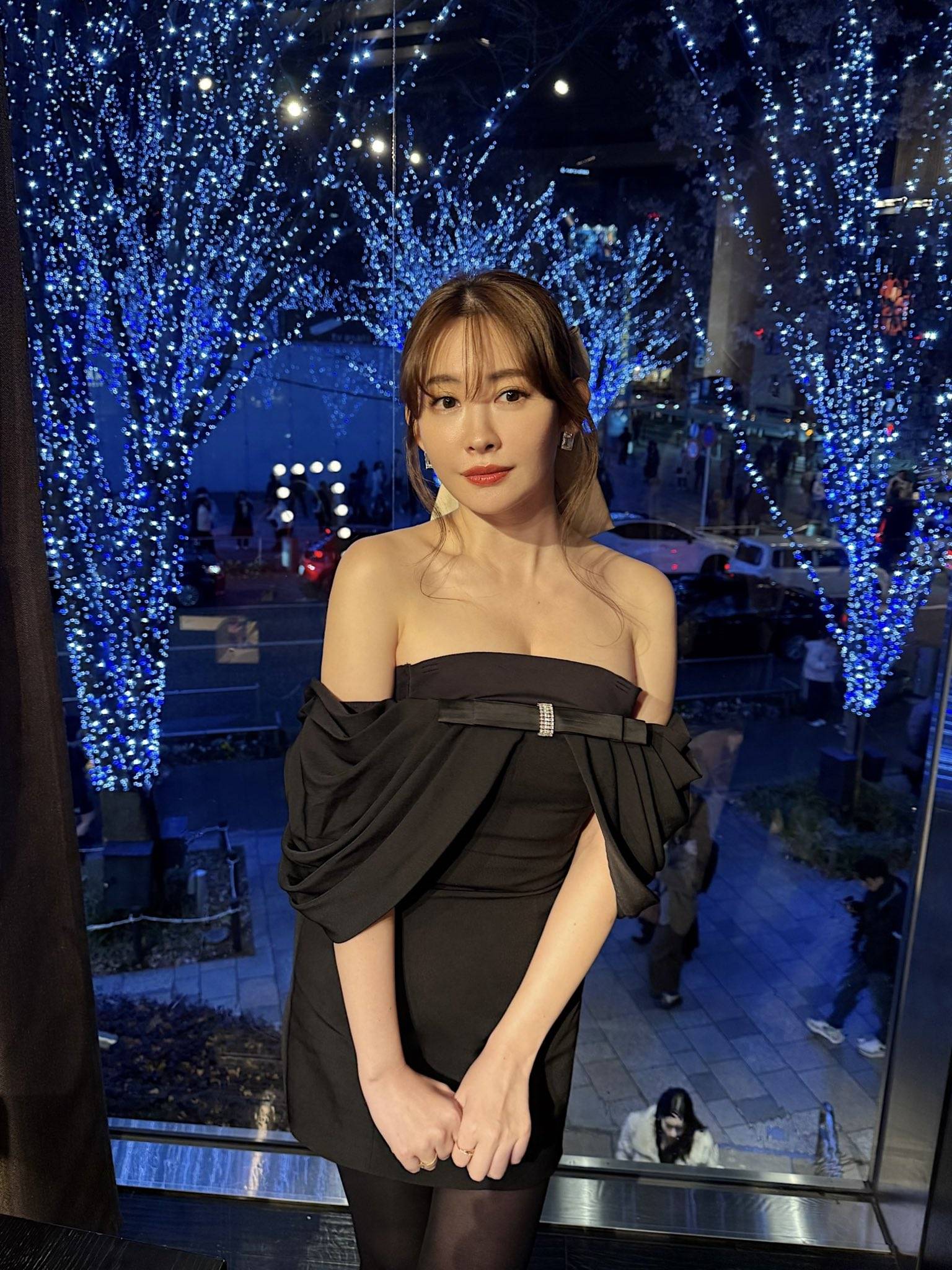 寒くないの？」小嶋陽菜〝むっちりボディ〟黒ミニドレス姿がSNS