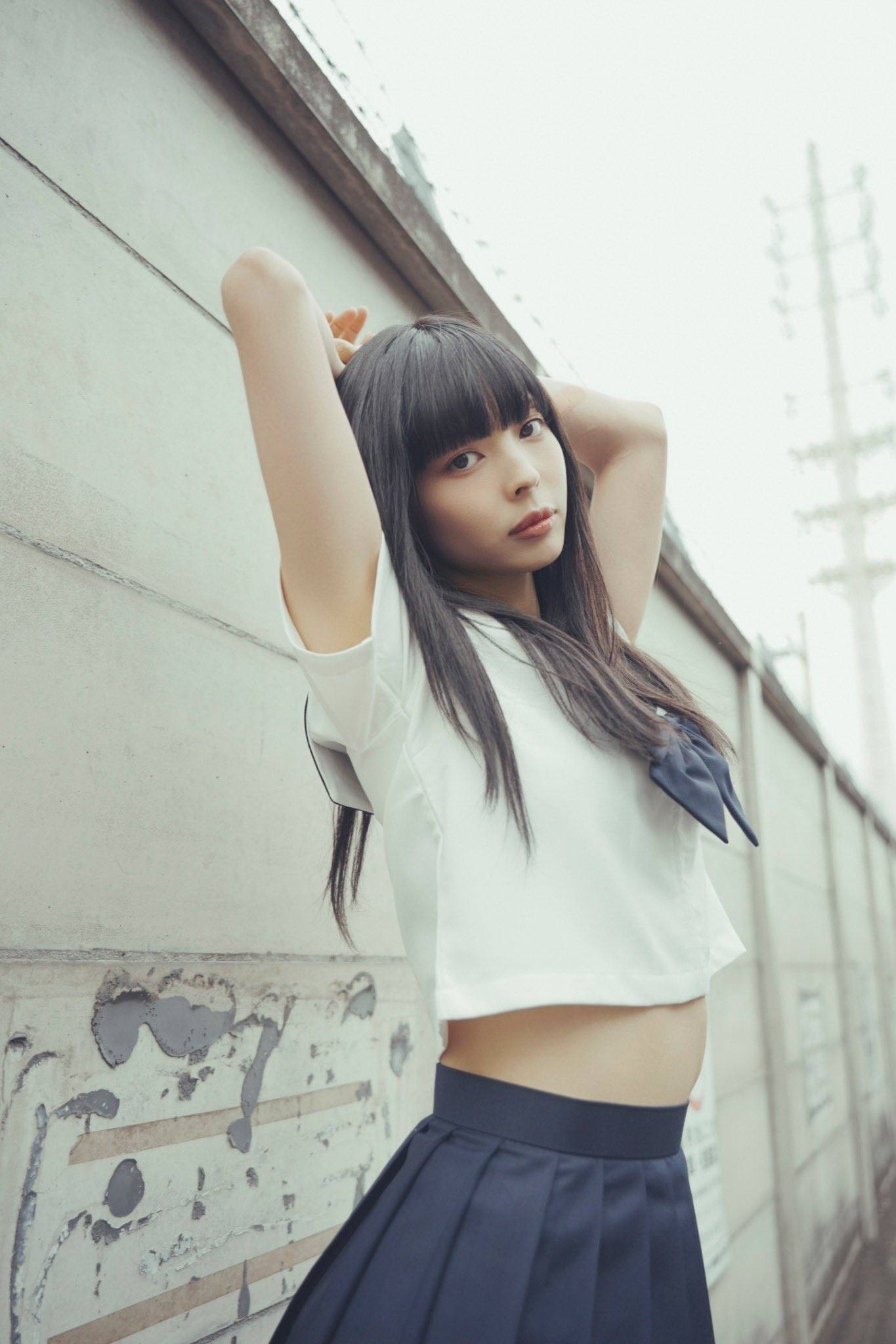 金髪ショート代名詞の35歳元アイドルが黒髪ロング清楚JK姿「世界