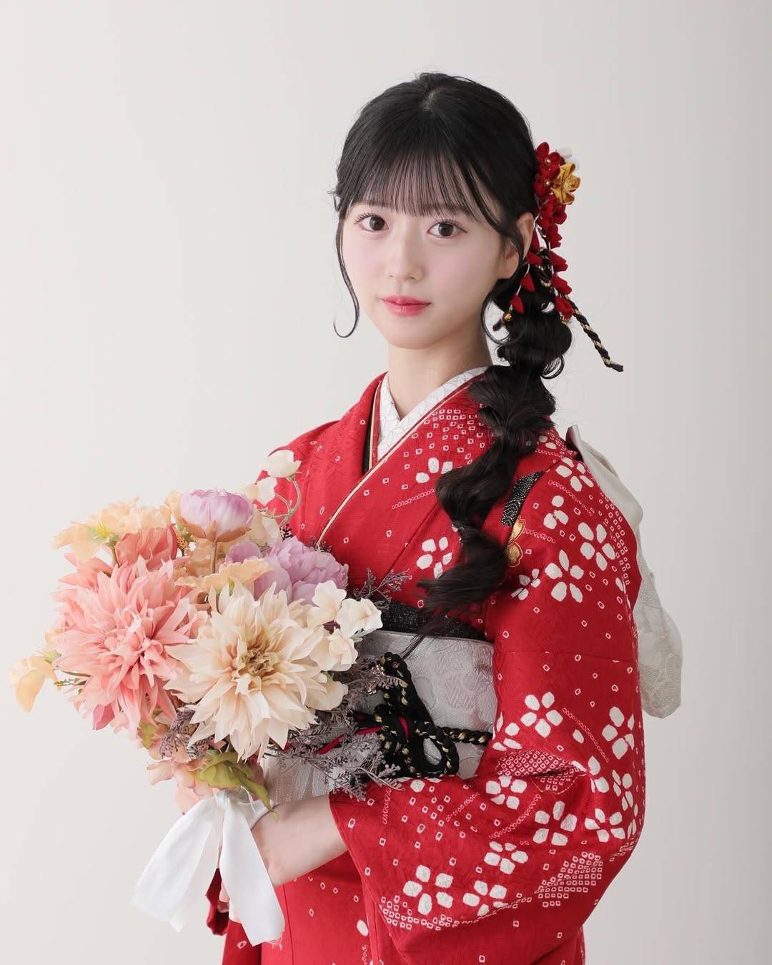 AKB48史上初の研究生センター、美しさ溢れる〝晴れ着ショット〟が話題