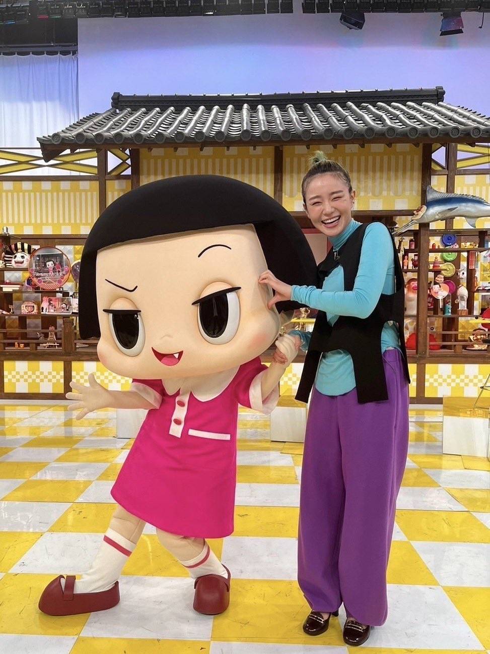 衣装が不思議」奈緒の胸元くり抜きファッションが話題「ドキドキするな  