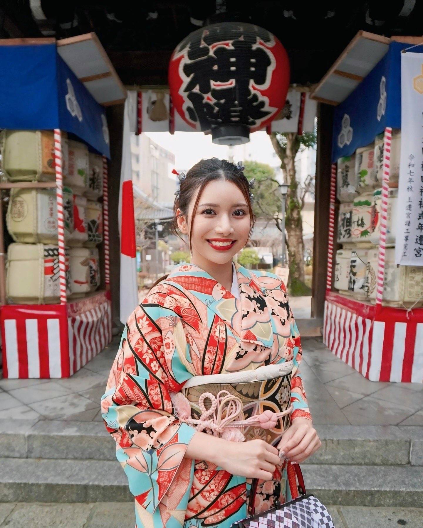 山笠娘 可愛すぎる、天使」Netflix恋愛ショー出演の29歳〝飾り山笠〟バックに艶やかブルー着物姿披露「美人は何着ても似合う」：「おっ！」でつながる地元密着のスポーツ応援メディア  西スポWEB OTTO!