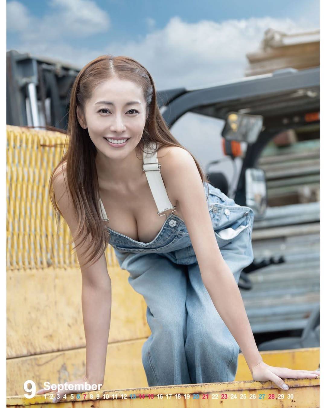 ＪＣ 自撮り　ヌード 裸にツナギ「めっちゃ見せてくるやん」元〝崖っぷちアイドル〟の攻めたカレンダー9月写真が話題「7月・8月どうなるの？」：「おっ！」でつながる地元密着のスポーツ応援メディア  西スポWEB OTTO!