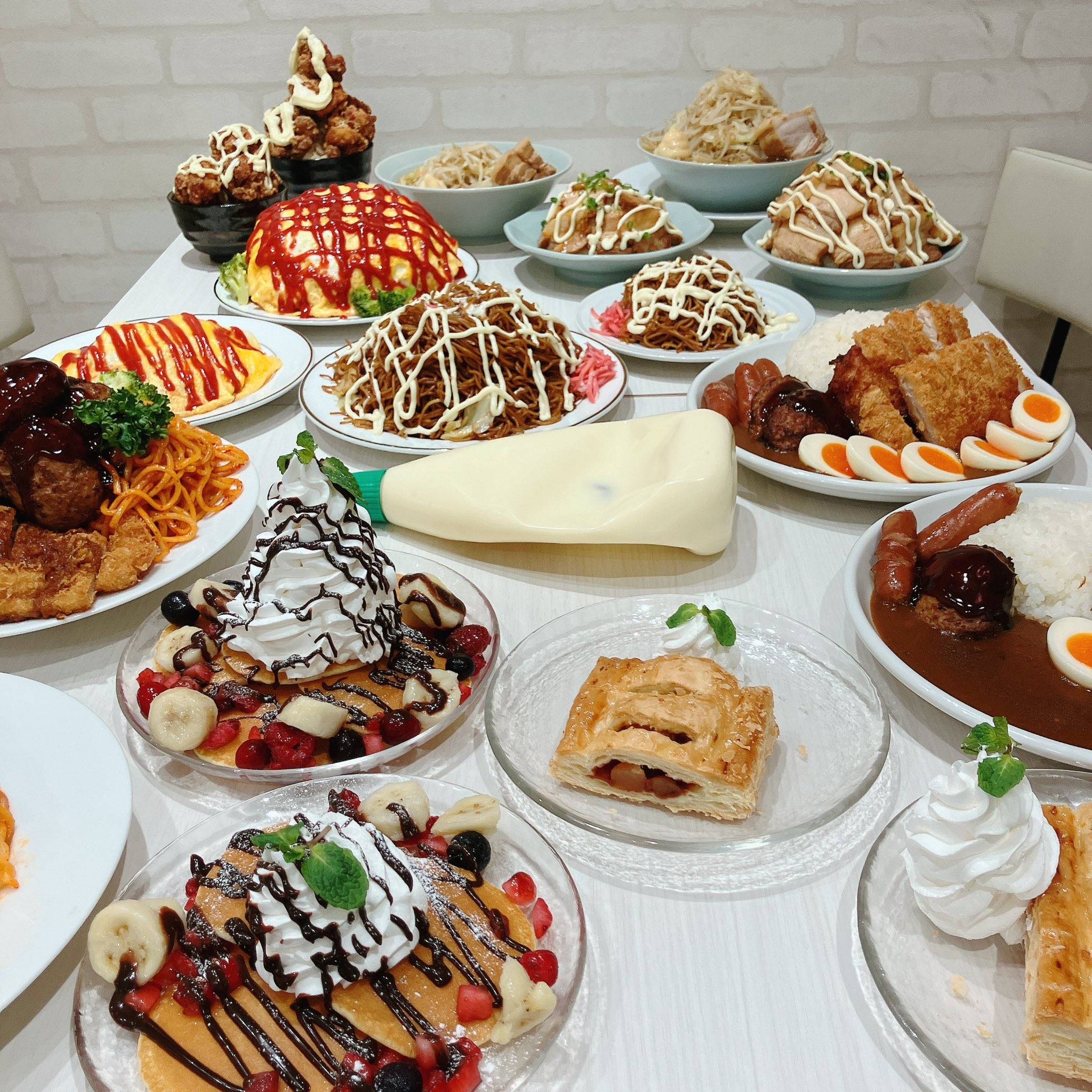 圧倒的カロリー量！！人気沸騰中の〝ドカ食い〟漫画コラボカフェが