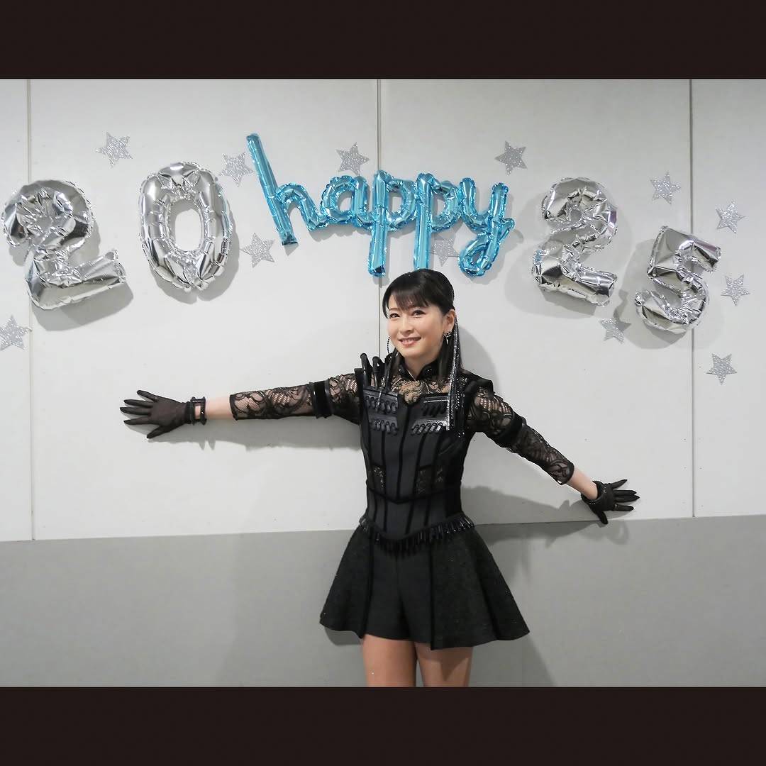おばさんん　ミニスカ ミニスカの女王様」55歳歌手の〝不老〟姿にSNS衝撃「やばい！またまた若返ってる！」「本当におばさんになりませんね…」：「おっ！」でつながる地元密着のスポーツ応援メディア  西スポWEB OTTO!