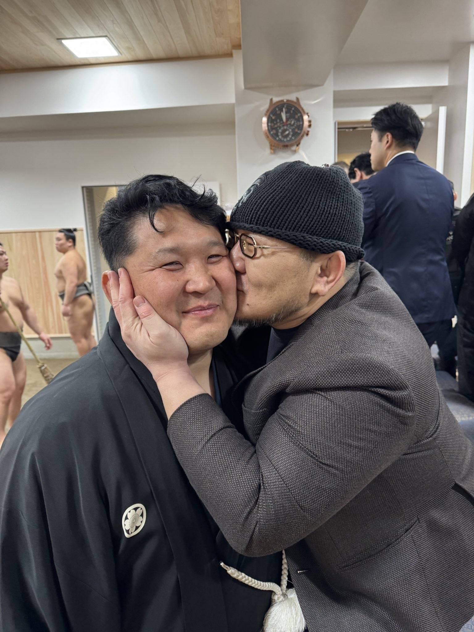 青と赤の絆」伝説の横綱が〝濃厚キス〟盟友との2ショットが話題
