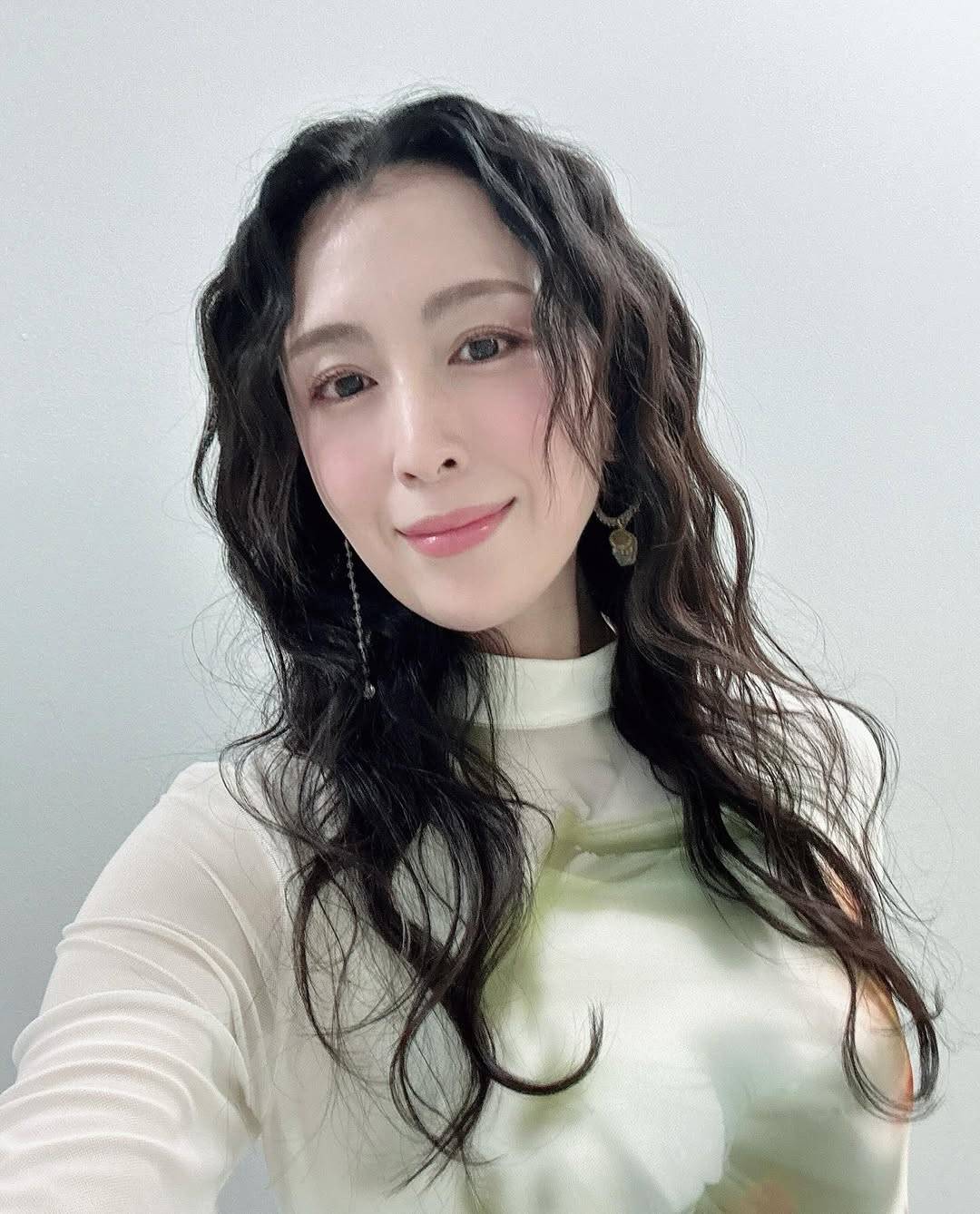 47歳・人気女優〝雰囲気ガラリ〟最新ショットに大反響「すごい