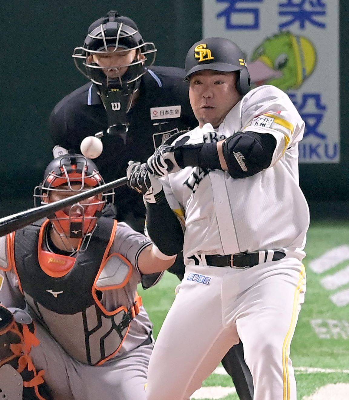 ソフトバンク山川穂高、左手に死球で途中交代 相次ぐ
