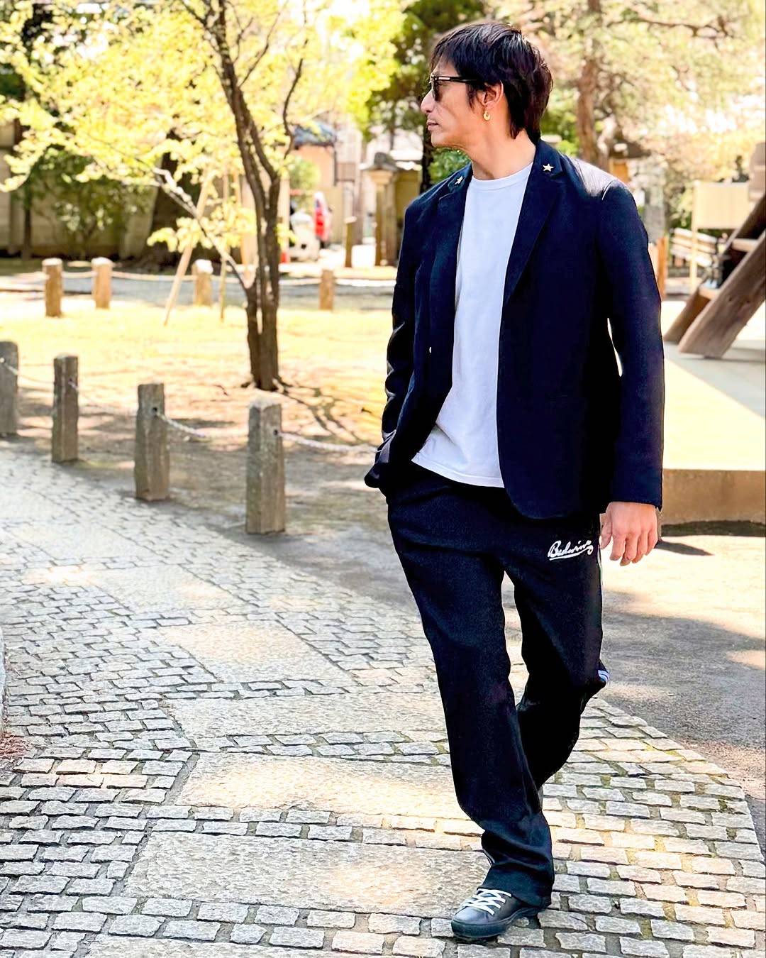 ほとんど学生服」48歳俳優の印象〝激変〟ジャケ&ジャージと自作