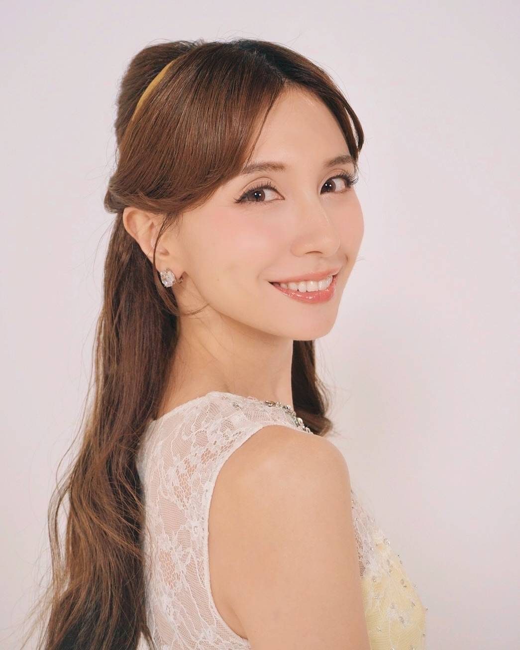 11年前に「アナ雪」紅白出場 実力派美人歌手が大人気キャラに変身