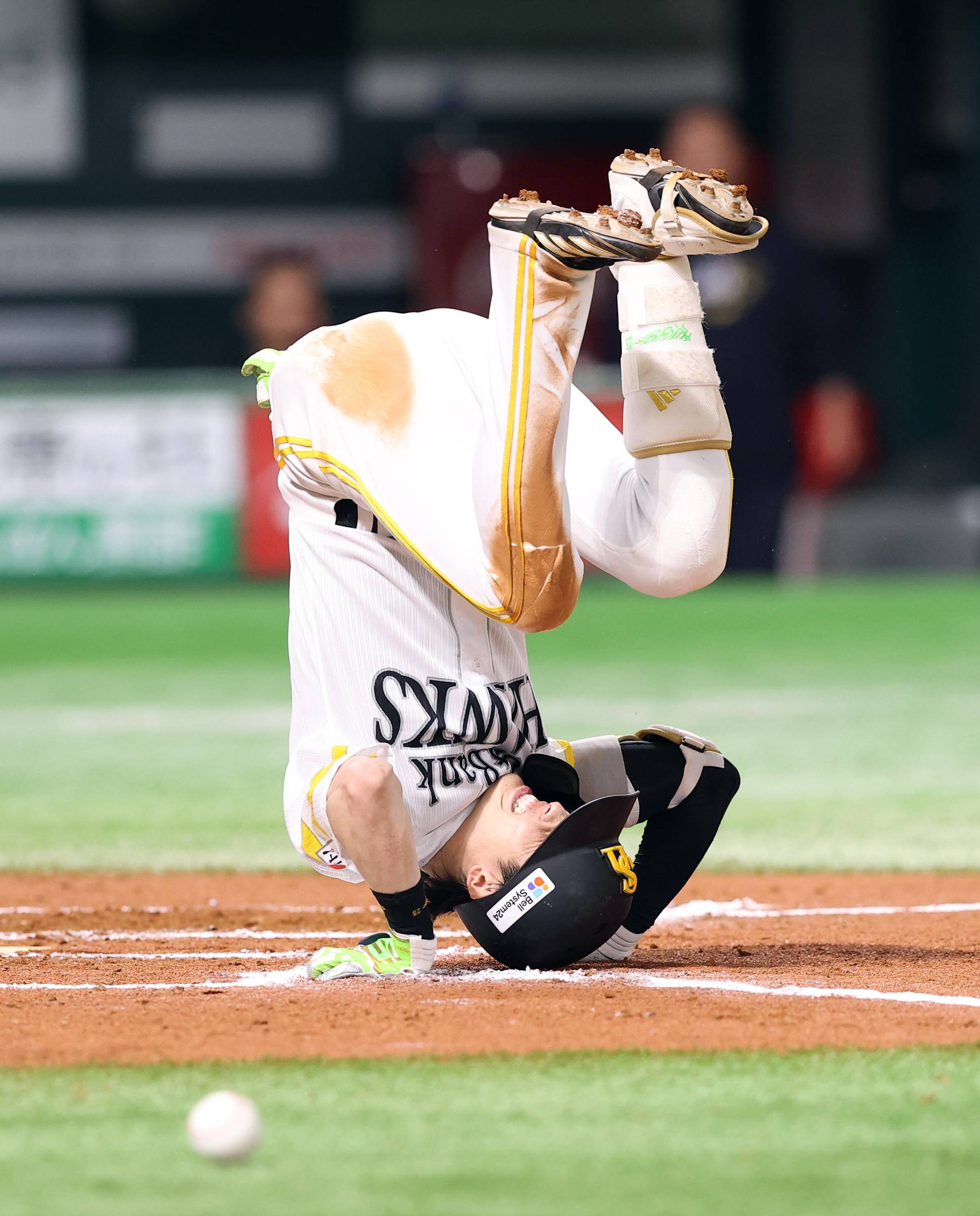 周東佑京が連続安打タイ記録も…死球退場、また激震【4.23ソフト