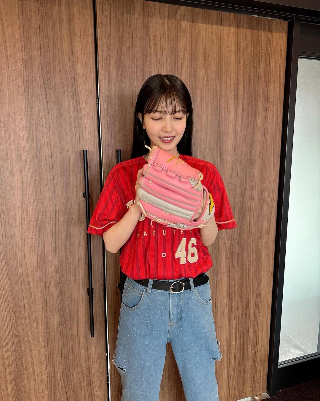 始球式に登場した元チア〝美女〟に場内騒然 凛としたユニホーム