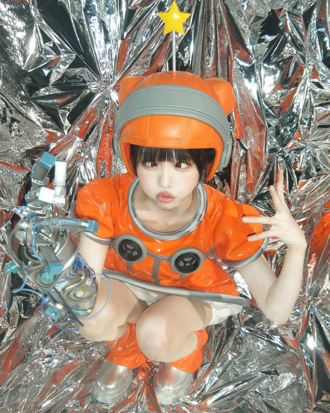 あの ぎゃーーーかわいい」あのちゃん〝ロボット・ミニワンピ〟姿に反響「超