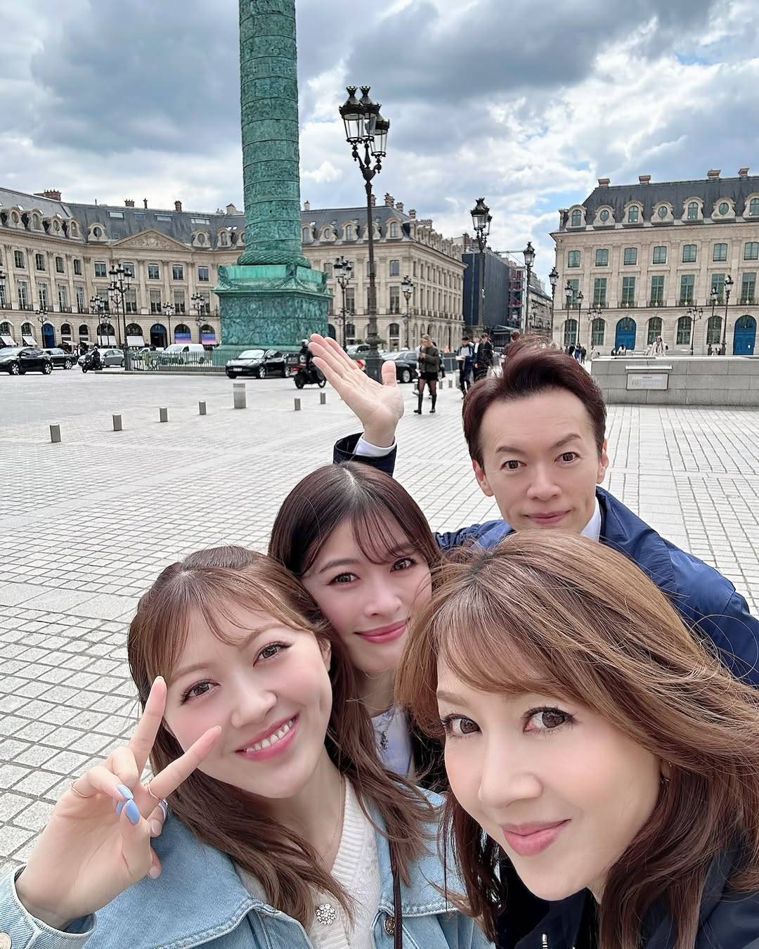 元女優・58歳カリスマ美容家が「3姉妹と兄」に見える家族