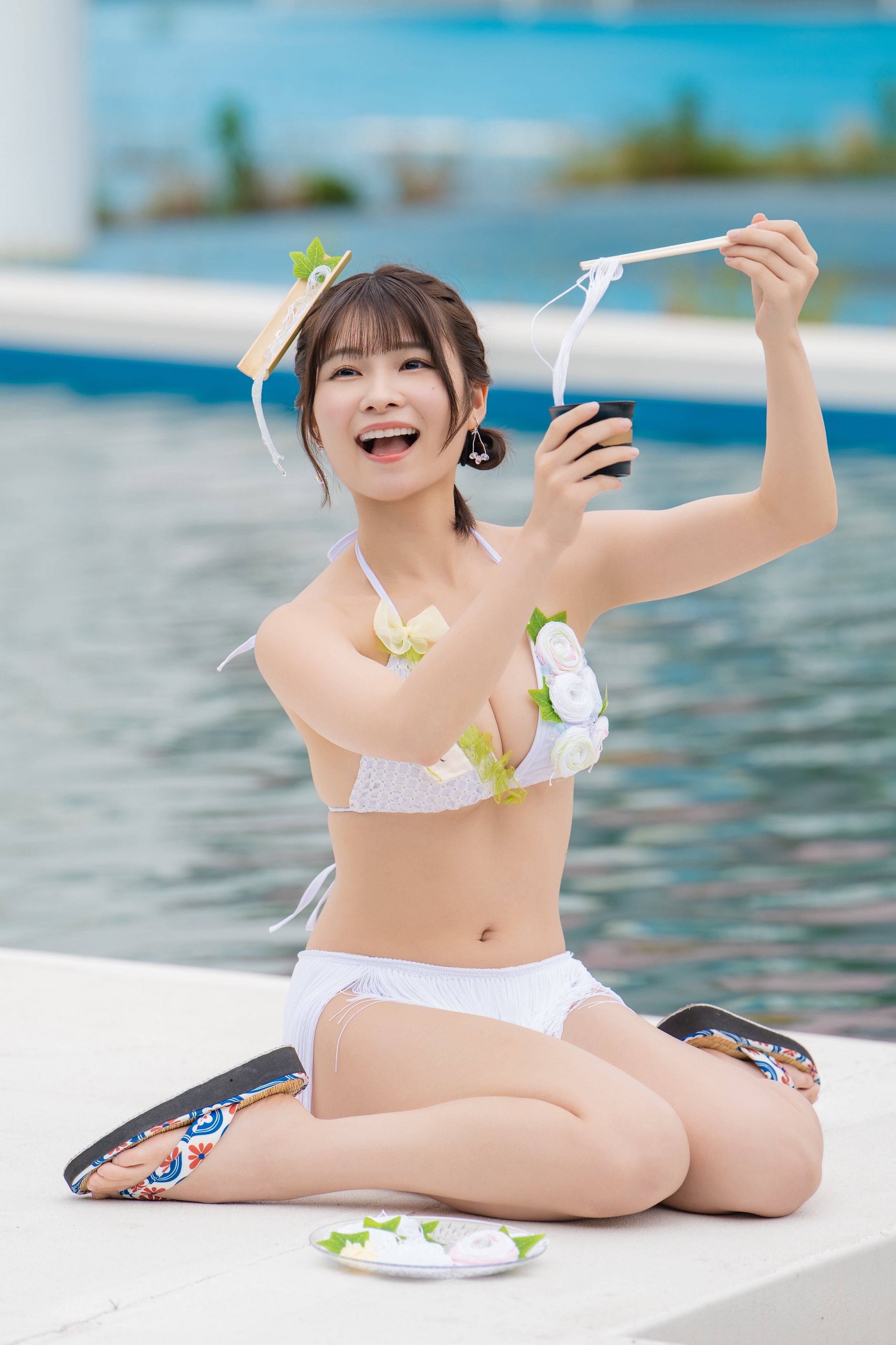 斬新な〝そうめん水着〟を着た三田のえ（X@mitanoe_t｜「プールで流し