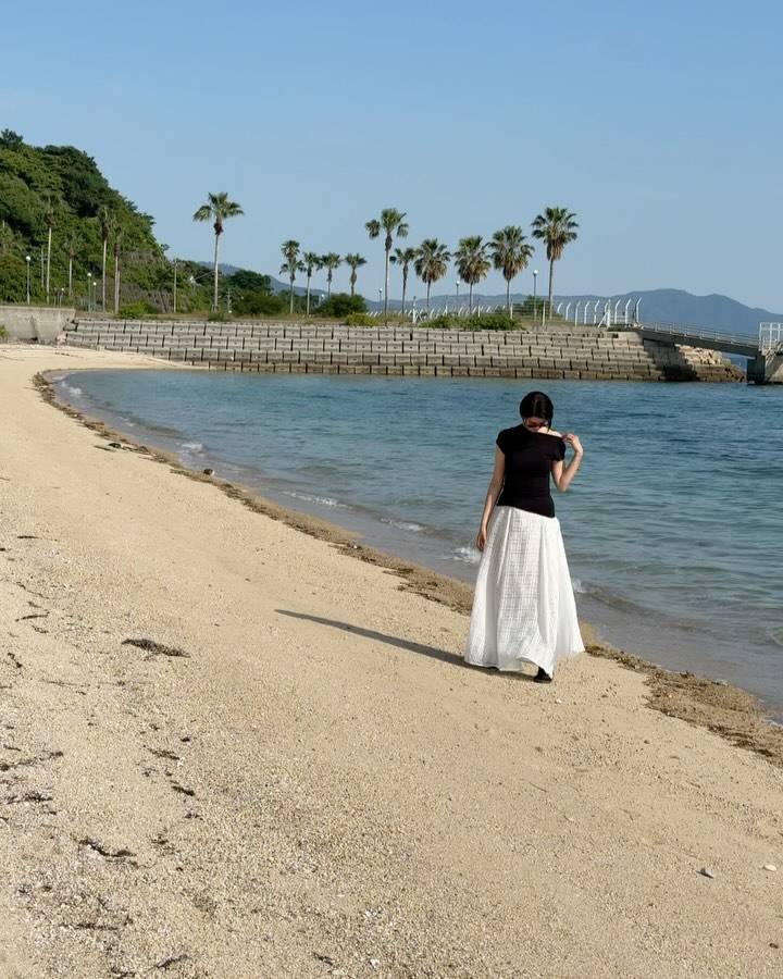 プリンセスメグ健在」栗原恵〝海辺ロングスカート姿〟に反響続々