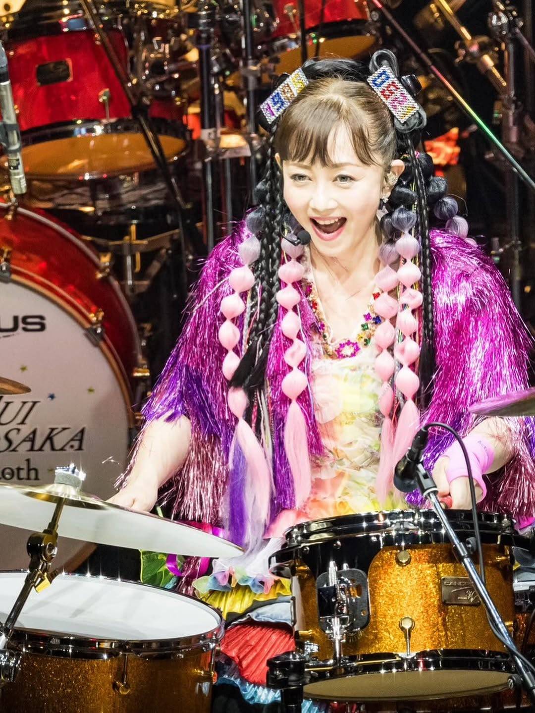 許さんかいね！」〝スケバン刑事〟浅香唯、40周年ライブでドラム