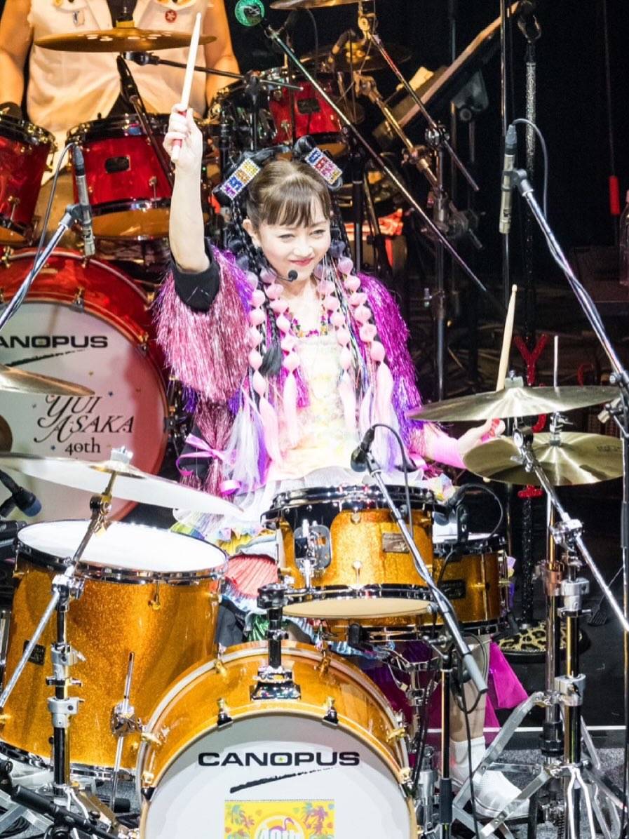 許さんかいね！」〝スケバン刑事〟浅香唯、40周年ライブでドラム