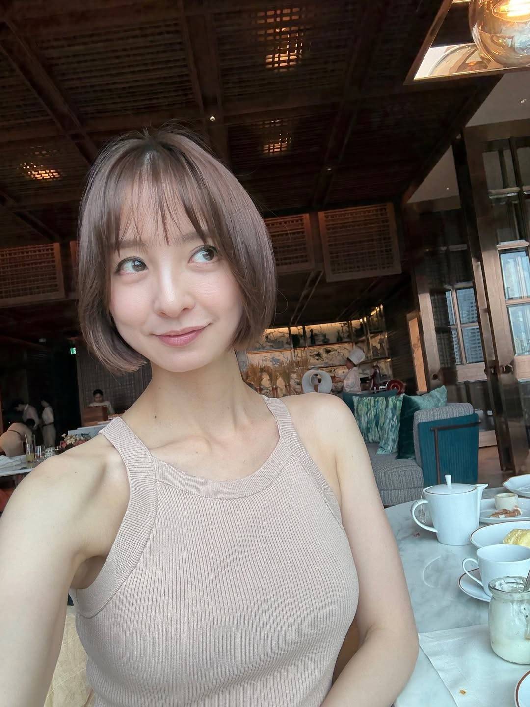 姉と妹って感じ」海外再会、篠田麻里子が10歳下のAKB48時代後輩