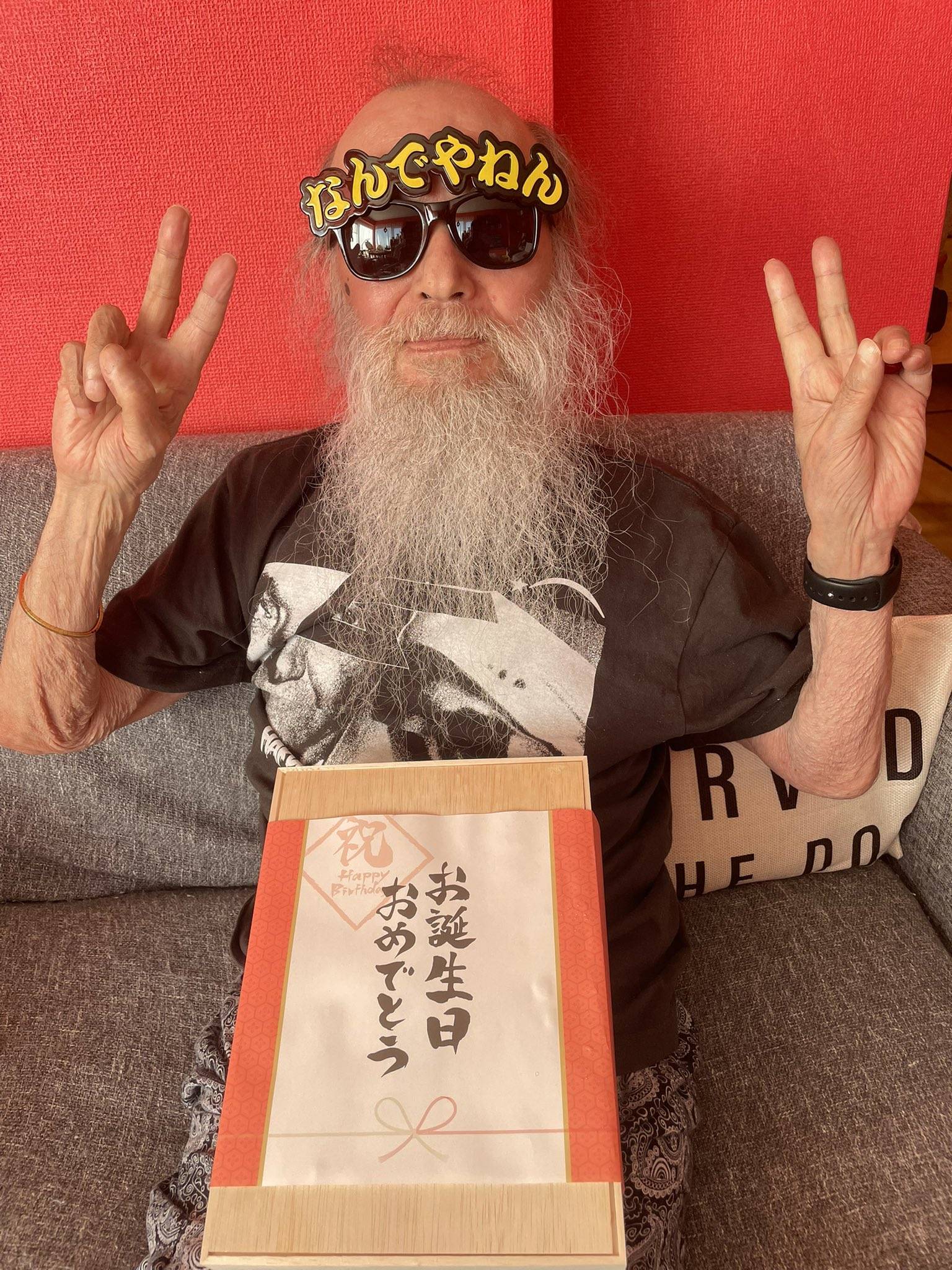 今朝目が覚めたら87才になってたよー」元気にダブルピース！ミッキー