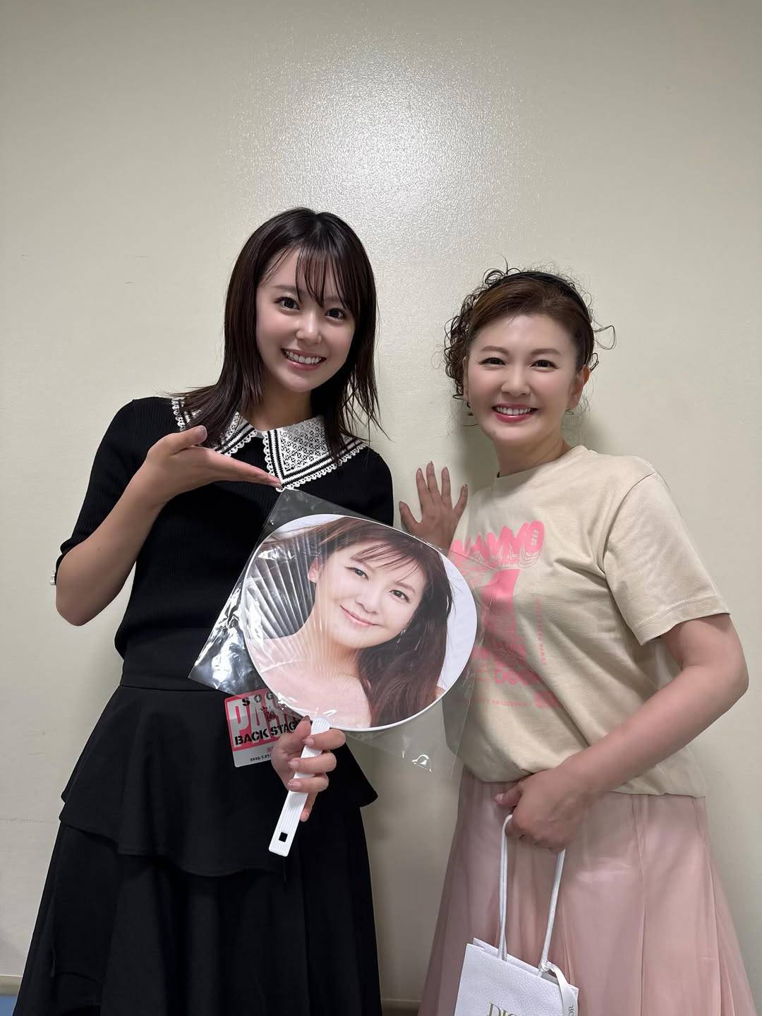 2024ミス・アースが〝セーラー服のナンノ〟の隣で…22歳の最新