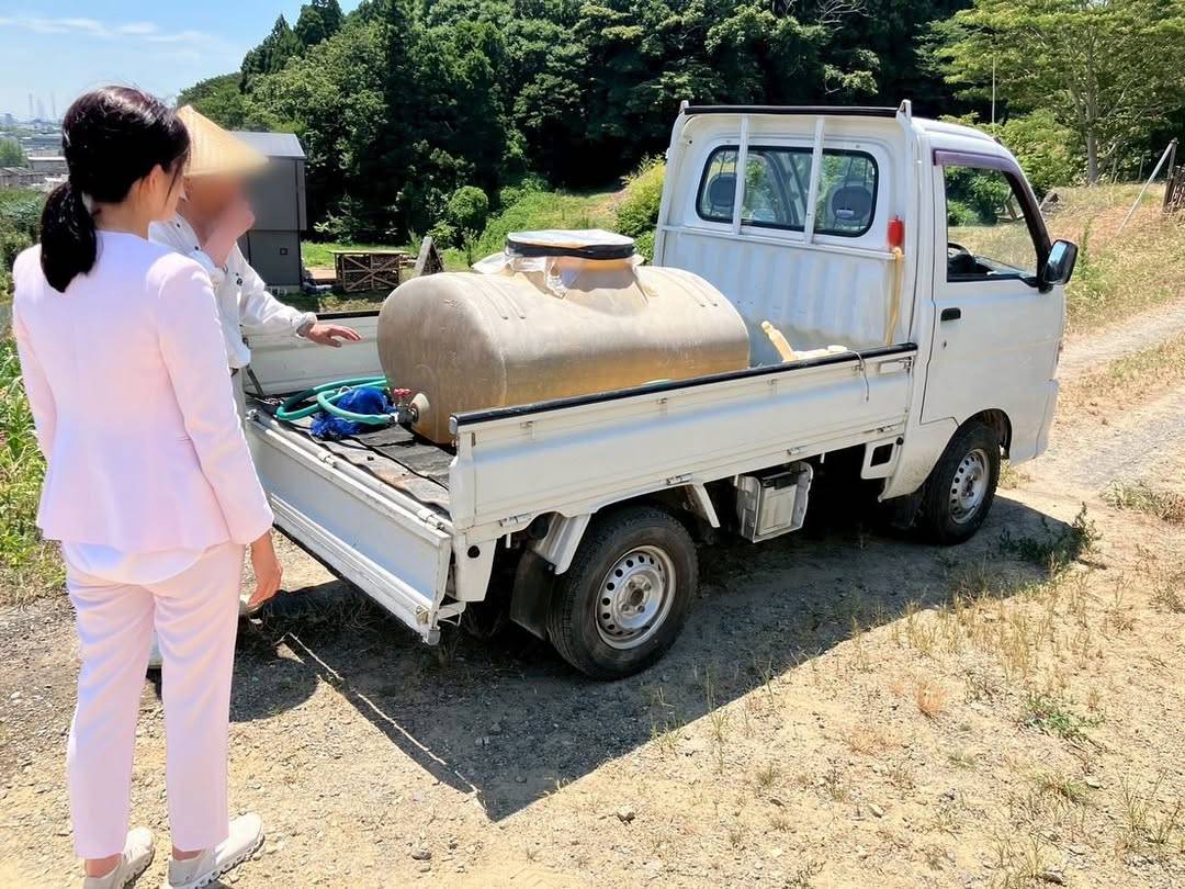 引退から6年元グラドル森下千里議員〝雰囲気ガラリ〟ピンク