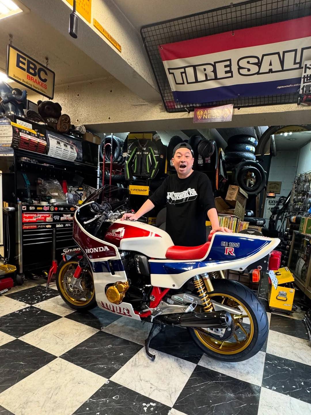 愛車CB1100Rのタイヤ交換ショット、バイク好き芸人レイザーラモンRGに