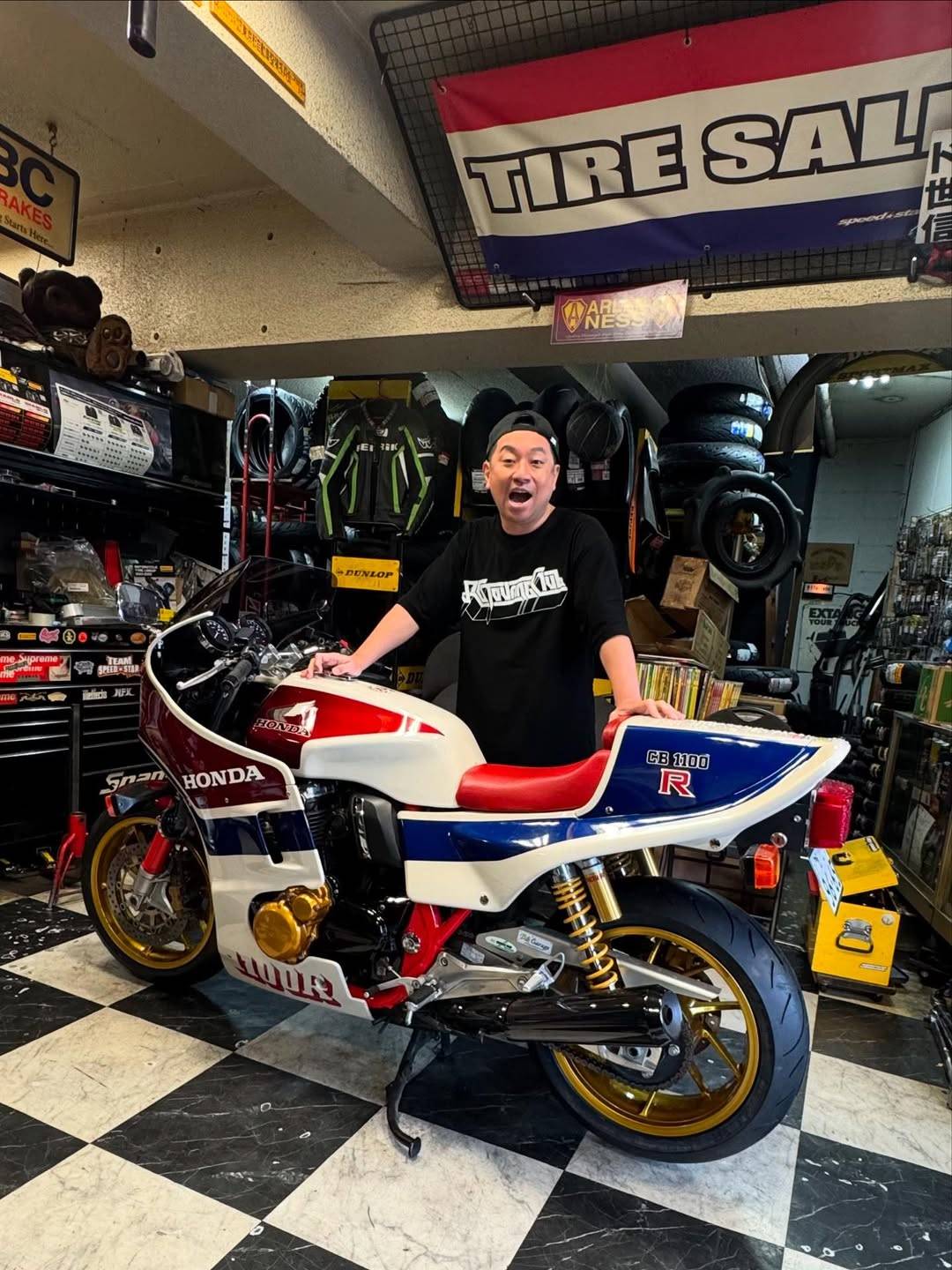 愛車CB1100Rのタイヤ交換ショット、バイク好き芸人レイザーラモンRGに